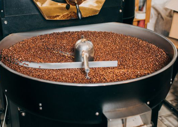 تفاوت رستر قهوه نیمهاتومات و تماماتومات در طعم و بازدهی تفاوت عملکردی بین رستر نیمهاتومات و تماماتومات در طعم نهایی